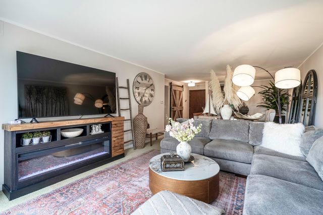 1400 N Yarmouth Place 413, Mount Prospect, IL 60056
