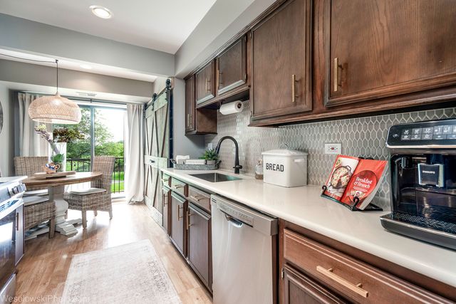 1400 N Yarmouth Place 413, Mount Prospect, IL 60056