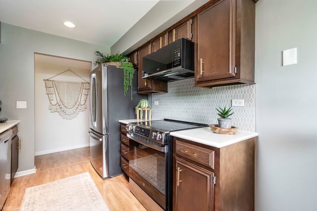 1400 N Yarmouth Place 413, Mount Prospect, IL 60056