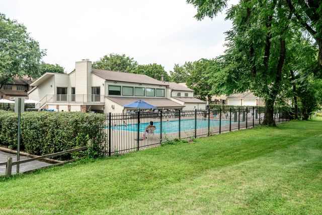 1400 N Yarmouth Place 413, Mount Prospect, IL 60056