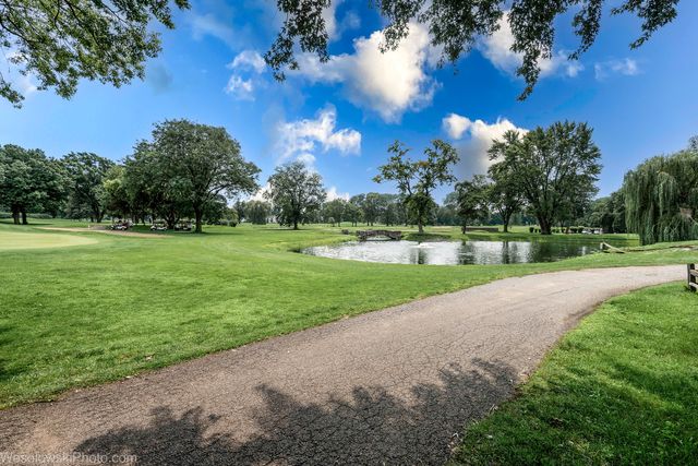 1400 N Yarmouth Place 413, Mount Prospect, IL 60056