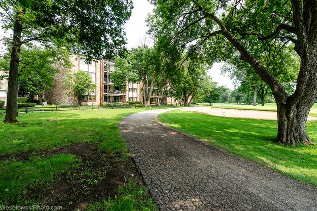 1400 N Yarmouth Place 413, Mount Prospect, IL 60056