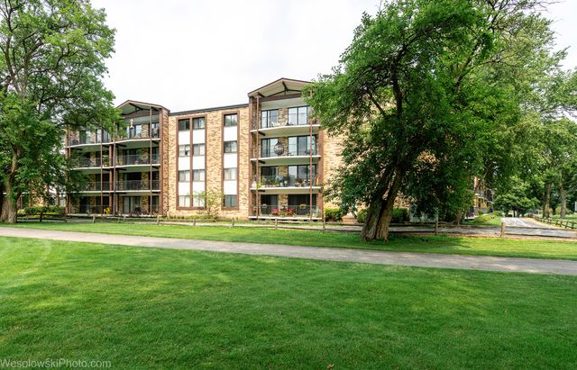 1400 N Yarmouth Place 413, Mount Prospect, IL 60056