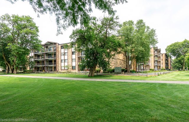 1400 N Yarmouth Place 413, Mount Prospect, IL 60056