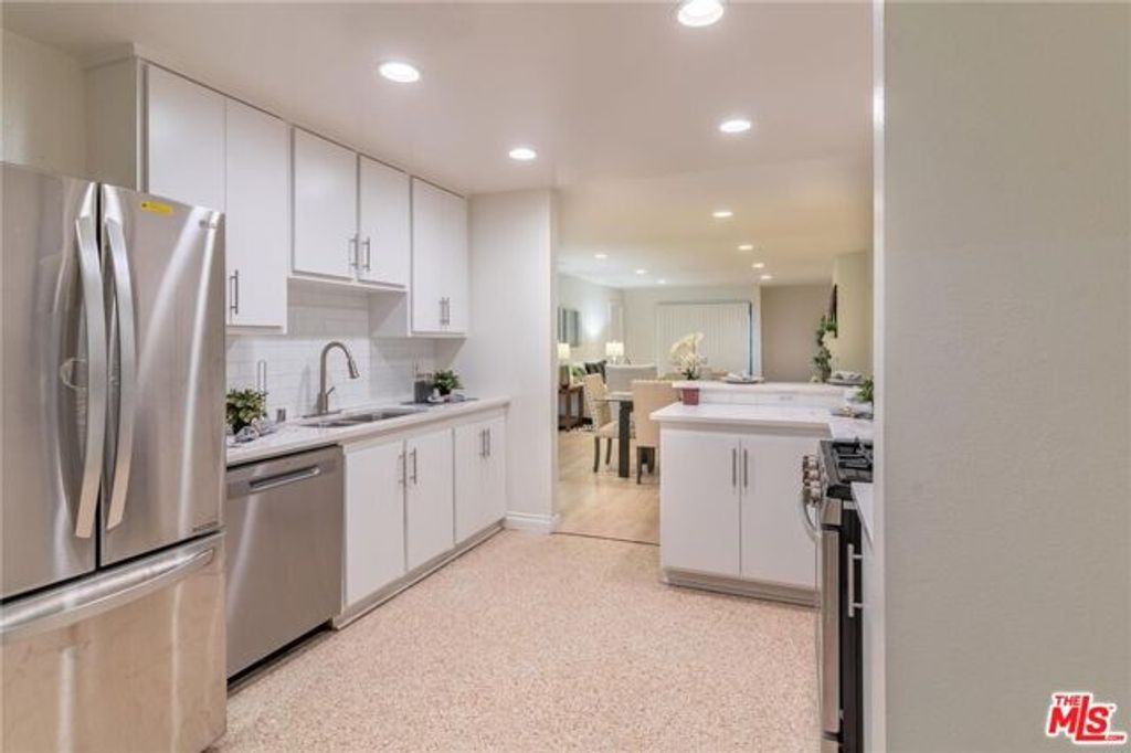 1940 N Highland Avenue 42, Los Angeles, CA 90068