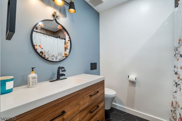 40 Schirra Dr, Wanaque Boro, NJ 07465