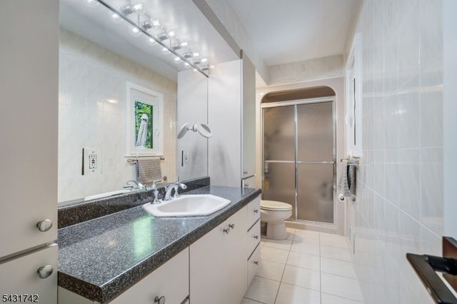 40 Schirra Dr, Wanaque Boro, NJ 07465
