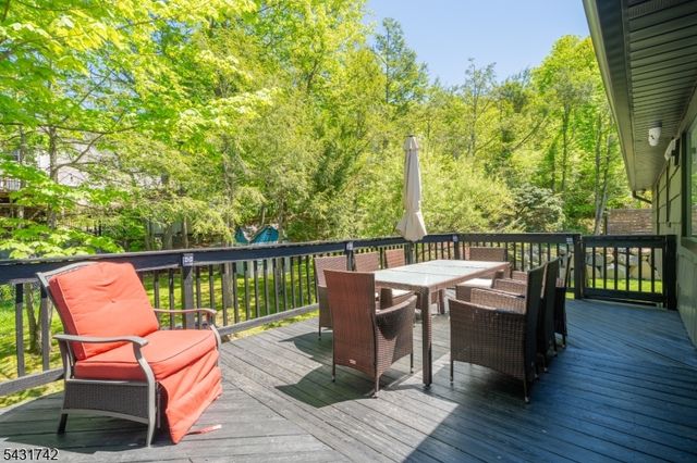 40 Schirra Dr, Wanaque Boro, NJ 07465
