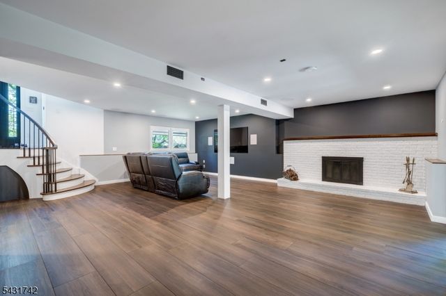 40 Schirra Dr, Wanaque Boro, NJ 07465
