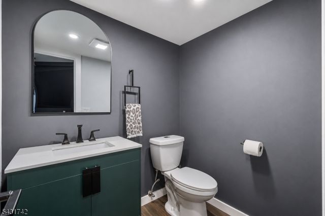 40 Schirra Dr, Wanaque Boro, NJ 07465