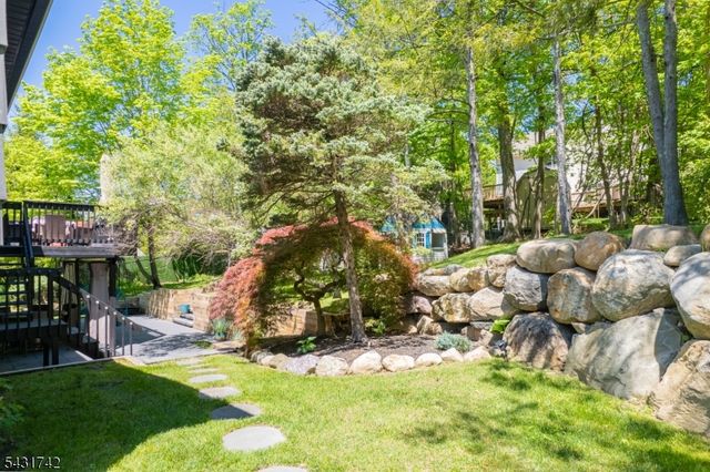 40 Schirra Dr, Wanaque Boro, NJ 07465