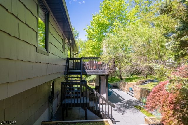 40 Schirra Dr, Wanaque Boro, NJ 07465
