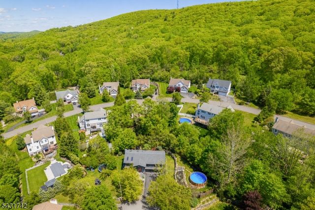 40 Schirra Dr, Wanaque Boro, NJ 07465