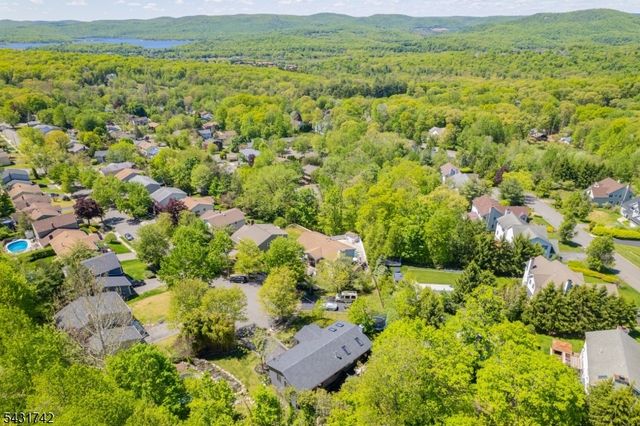 40 Schirra Dr, Wanaque Boro, NJ 07465