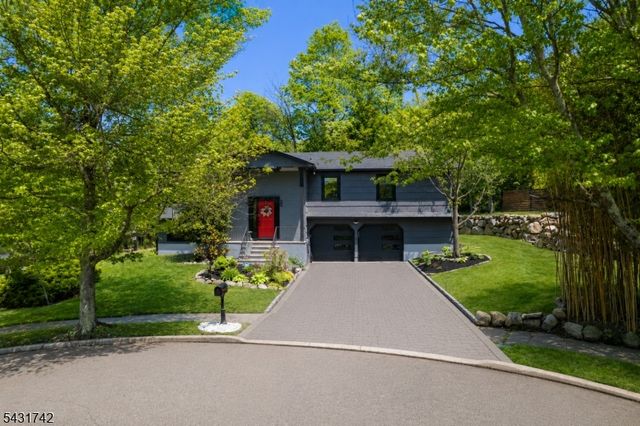 40 Schirra Dr, Wanaque Boro, NJ 07465