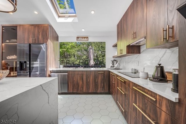 40 Schirra Dr, Wanaque Boro, NJ 07465