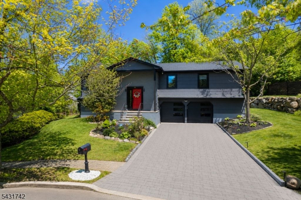 40 Schirra Dr, Wanaque Boro, NJ 07465