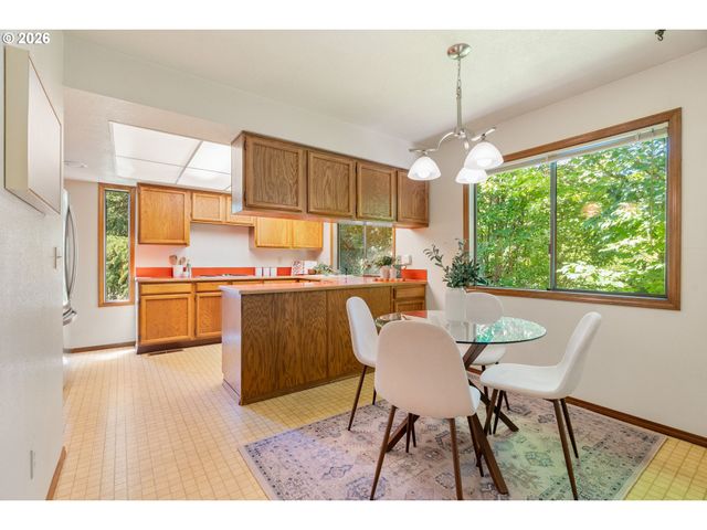 6010 Sw TEXAS Ct, Portland, OR 97219