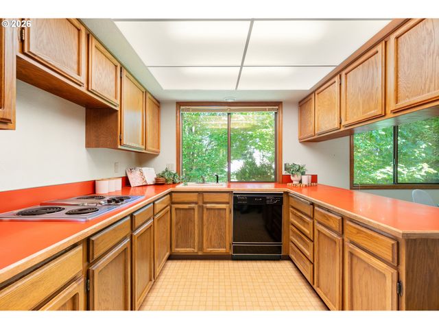 6010 Sw TEXAS Ct, Portland, OR 97219