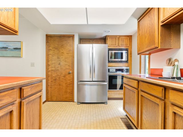 6010 Sw TEXAS Ct, Portland, OR 97219