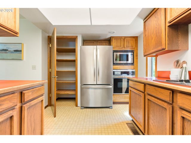 6010 Sw TEXAS Ct, Portland, OR 97219
