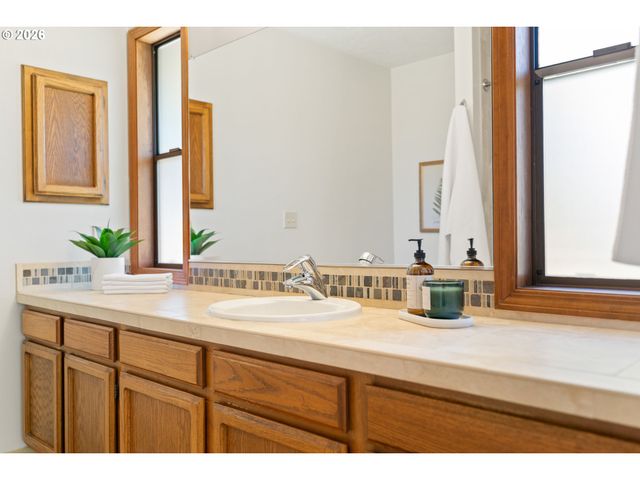 6010 Sw TEXAS Ct, Portland, OR 97219