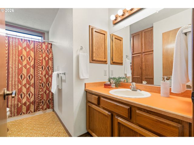 6010 Sw TEXAS Ct, Portland, OR 97219