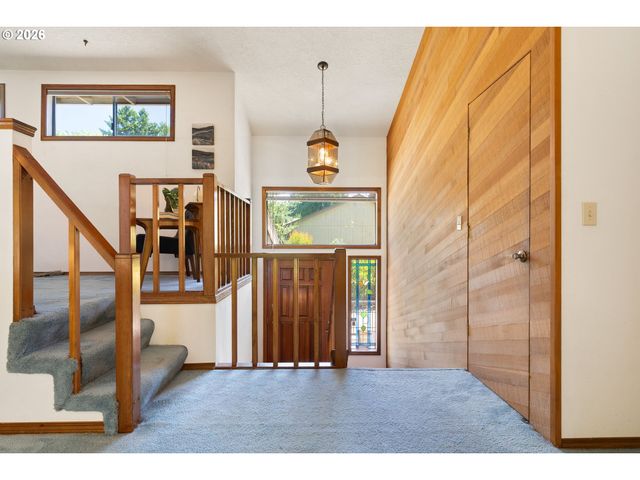 6010 Sw TEXAS Ct, Portland, OR 97219
