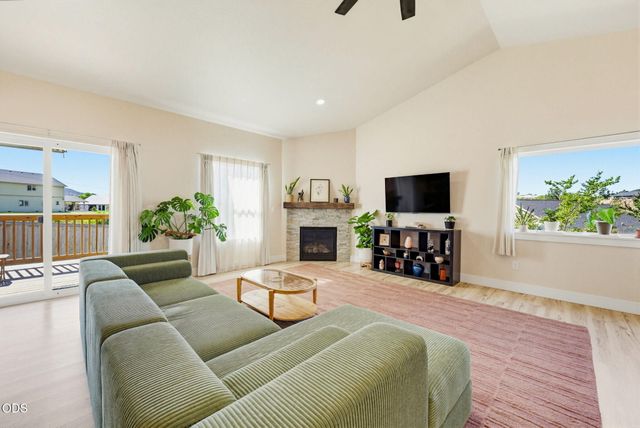 137 Willow Springs Drive, Talent, OR 97540