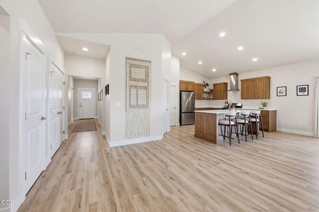 137 Willow Springs Drive, Talent, OR 97540