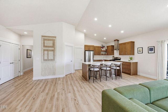 137 Willow Springs Drive, Talent, OR 97540