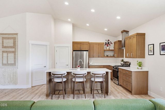 137 Willow Springs Drive, Talent, OR 97540