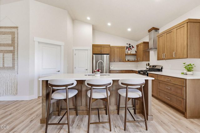 137 Willow Springs Drive, Talent, OR 97540