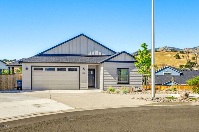 137 Willow Springs Drive, Talent, OR 97540