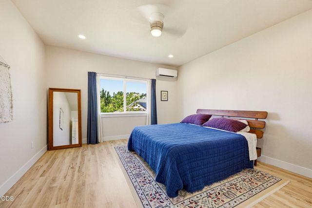137 Willow Springs Drive, Talent, OR 97540