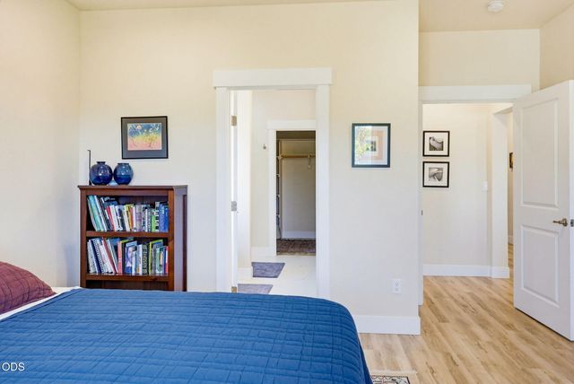 137 Willow Springs Drive, Talent, OR 97540