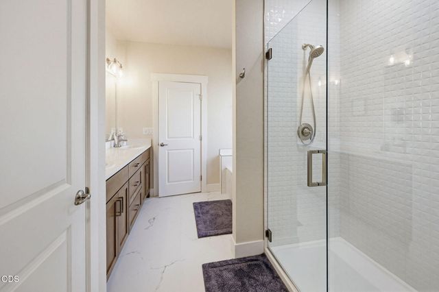 137 Willow Springs Drive, Talent, OR 97540