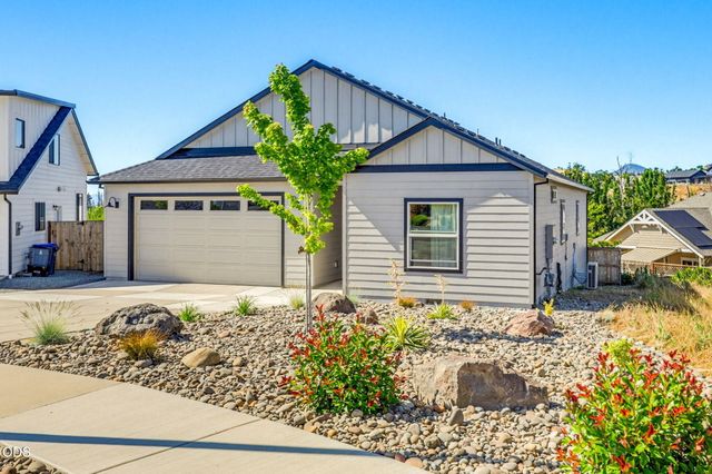 137 Willow Springs Drive, Talent, OR 97540