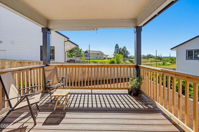 137 Willow Springs Drive, Talent, OR 97540
