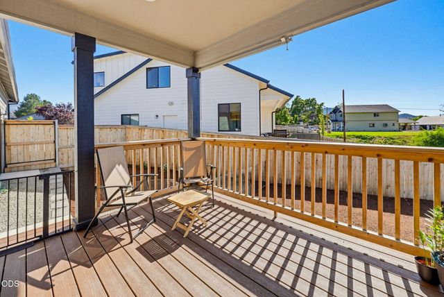 137 Willow Springs Drive, Talent, OR 97540
