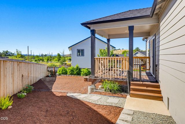 137 Willow Springs Drive, Talent, OR 97540