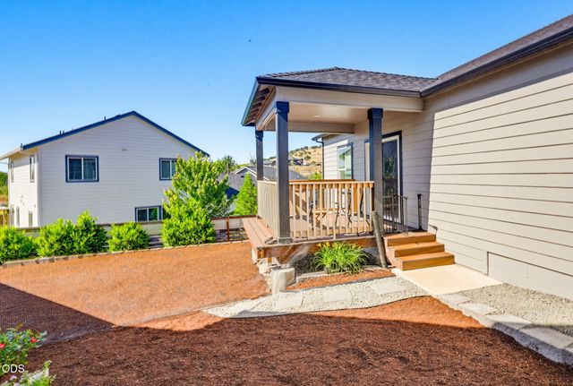137 Willow Springs Drive, Talent, OR 97540