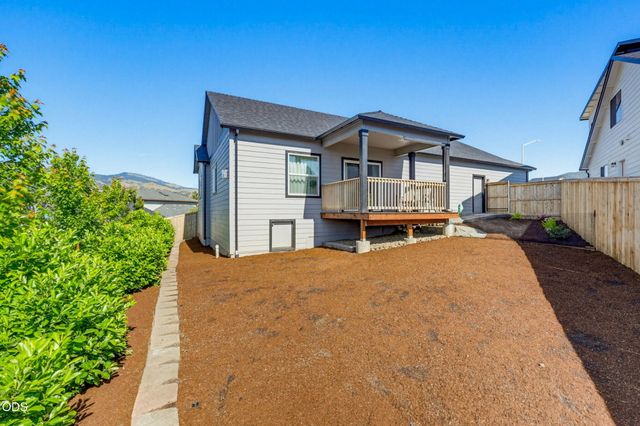 137 Willow Springs Drive, Talent, OR 97540