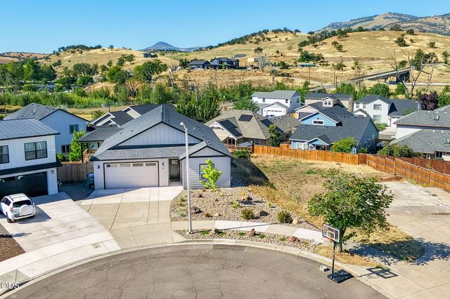 137 Willow Springs Drive, Talent, OR 97540