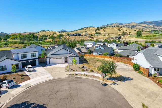 137 Willow Springs Drive, Talent, OR 97540