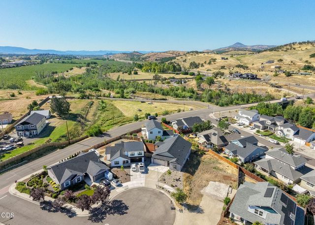 137 Willow Springs Drive, Talent, OR 97540