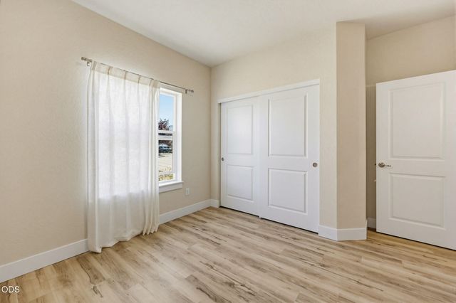 137 Willow Springs Drive, Talent, OR 97540