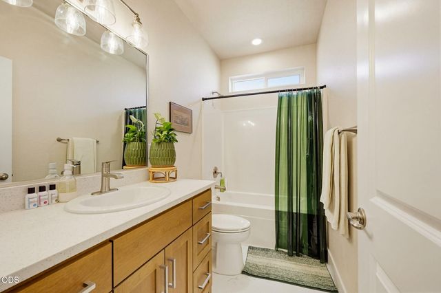 137 Willow Springs Drive, Talent, OR 97540