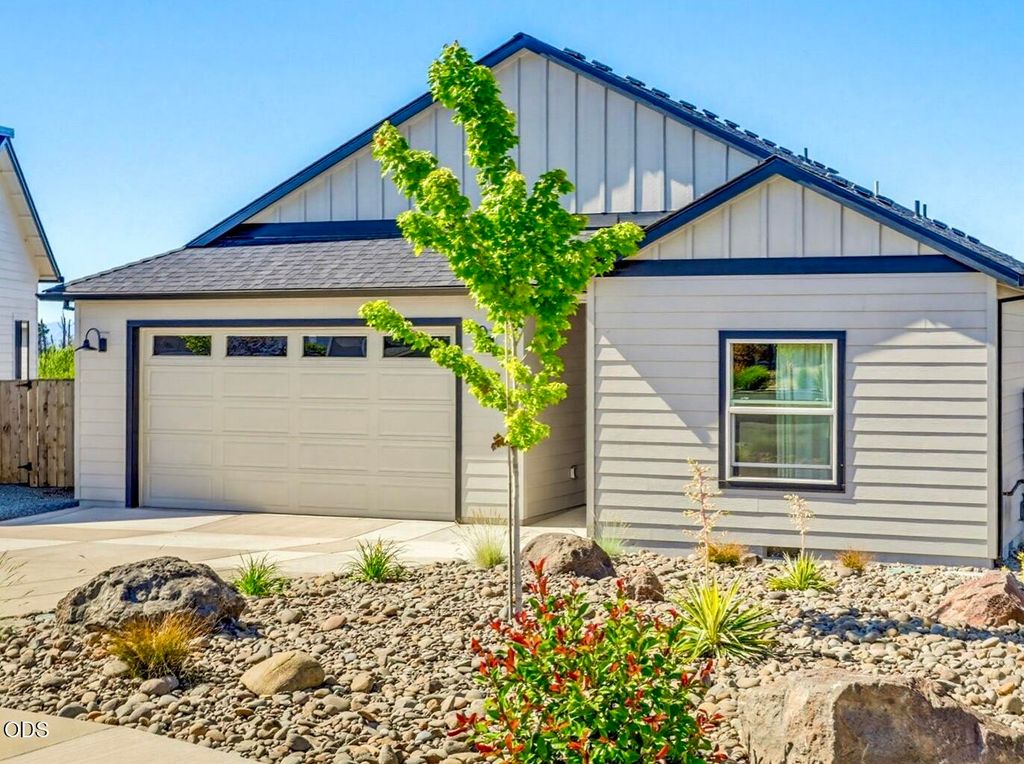 137 Willow Springs Drive, Talent, OR 97540