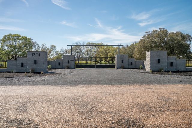 1301 County Road 218, Weimar, TX 78962